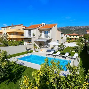 Elysium - Beautiful Family House With Heated Pool Villa